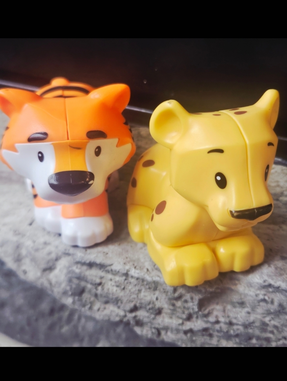 2017 Fisher-Price Little People Yellow Spotted Cheetah and Orange Tiger Toy Duo